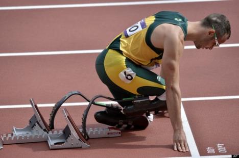 Omul fără picioare aleargă cot la cot cu ceilalţi sportivi la Jocurile Olimpice (FOTO)